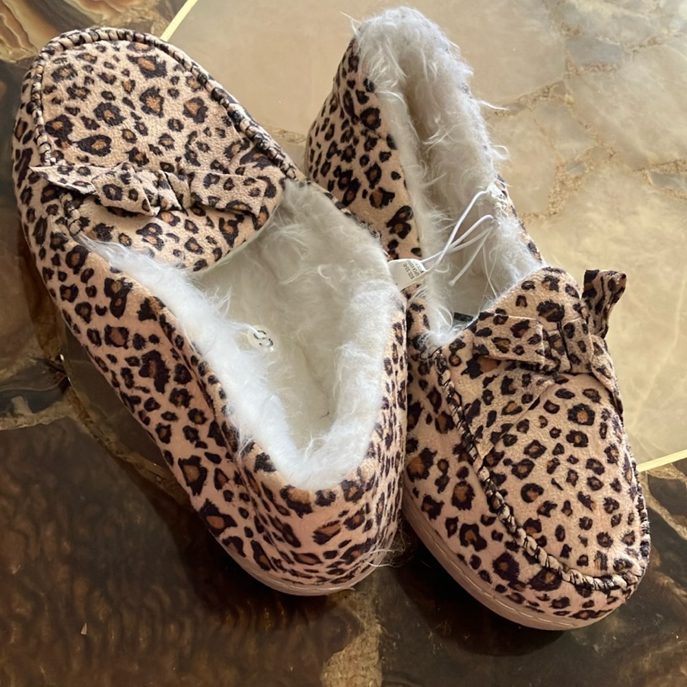 Leopard print fuzzy slippers